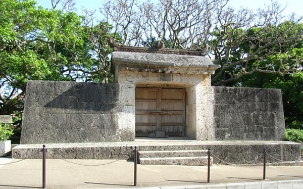 園比屋武御嶽石門